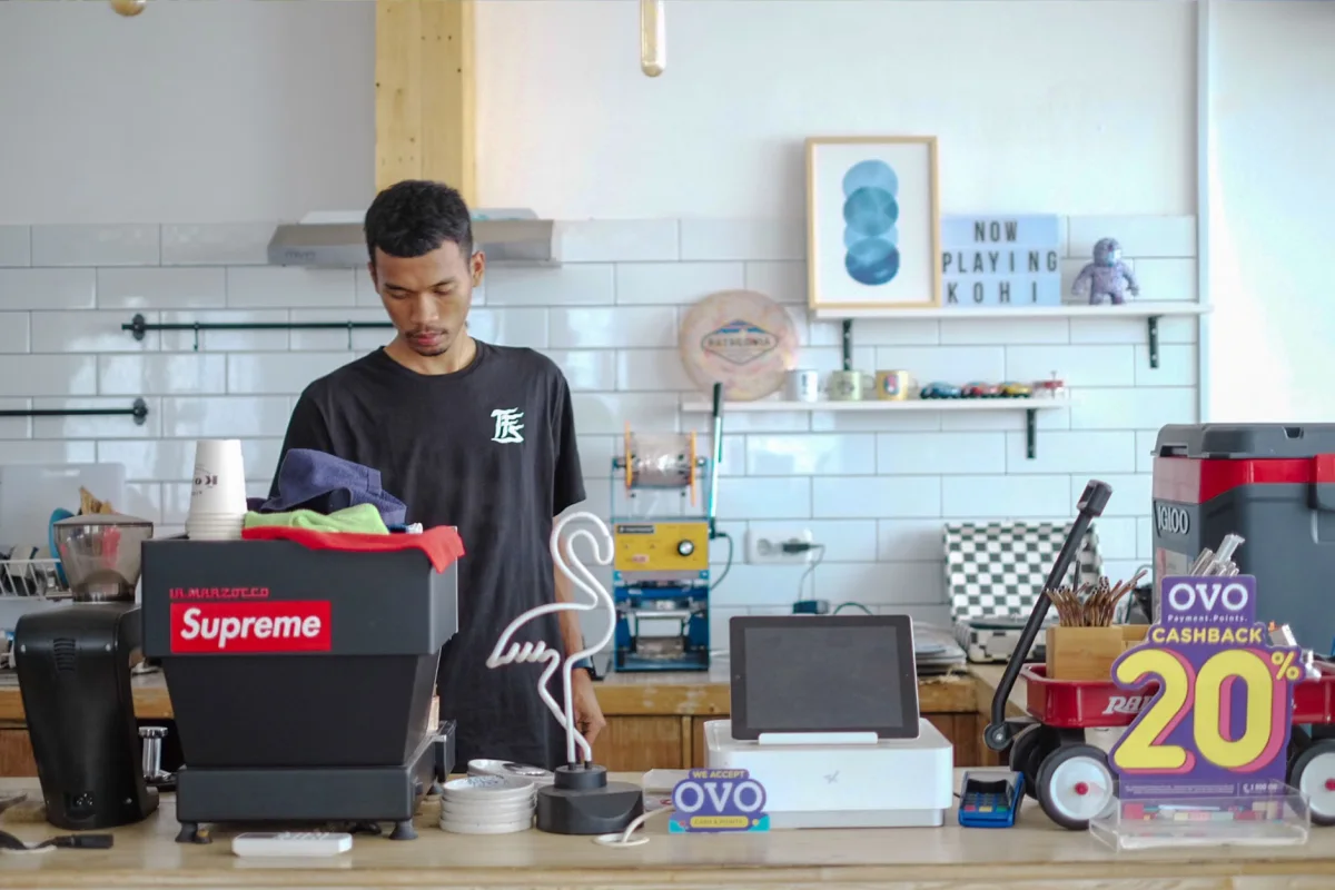 Ilustrasi penggunaan aplikasi OVO untuk promo cashback