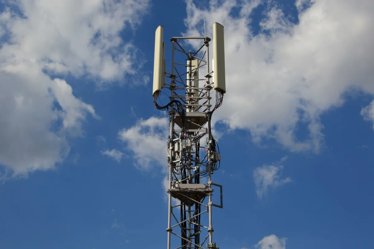 Ilustrasi pengguna menggunakan jaringan 5G di ponsel pintar.