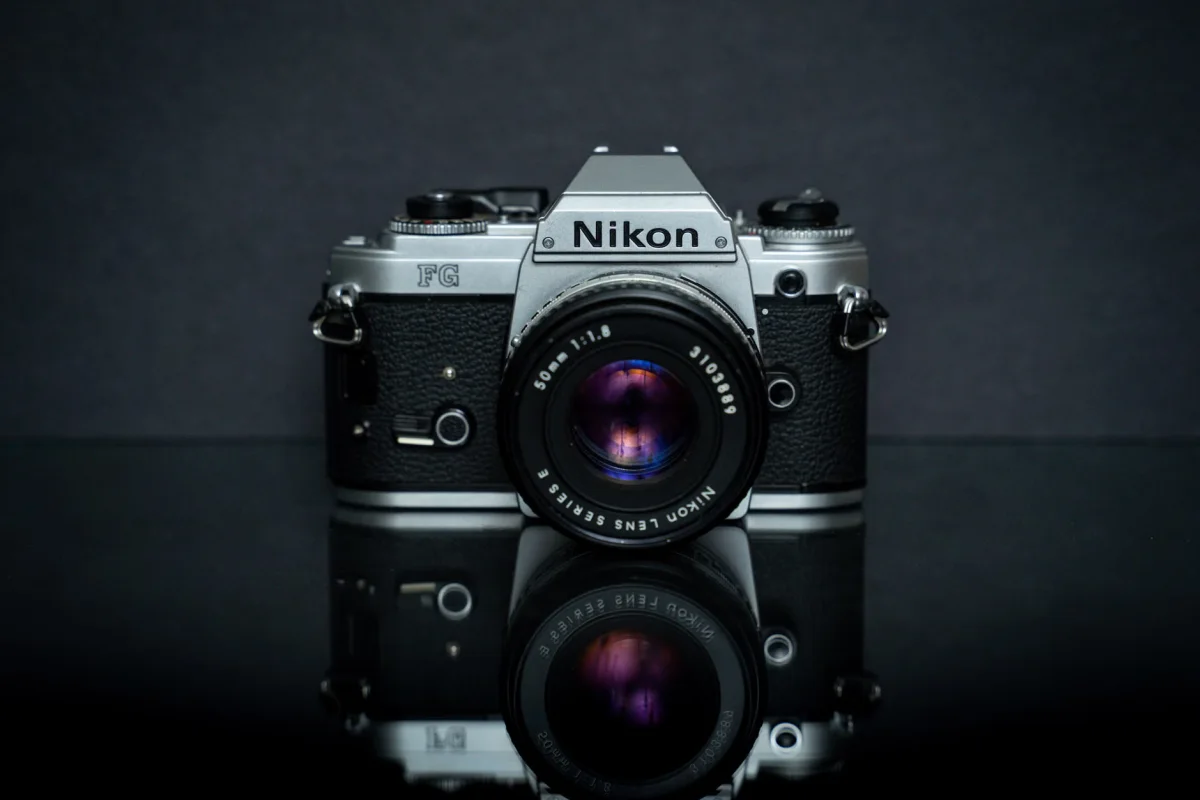 Lensa SG-image 35mm f/2.2 terpasang pada kamera mirrorless