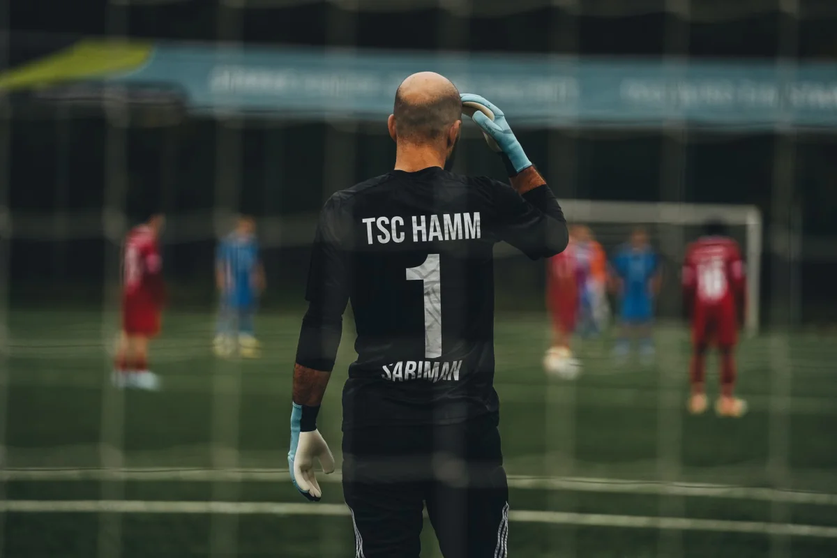 Pertandingan sepak bola adu penalti di stadion