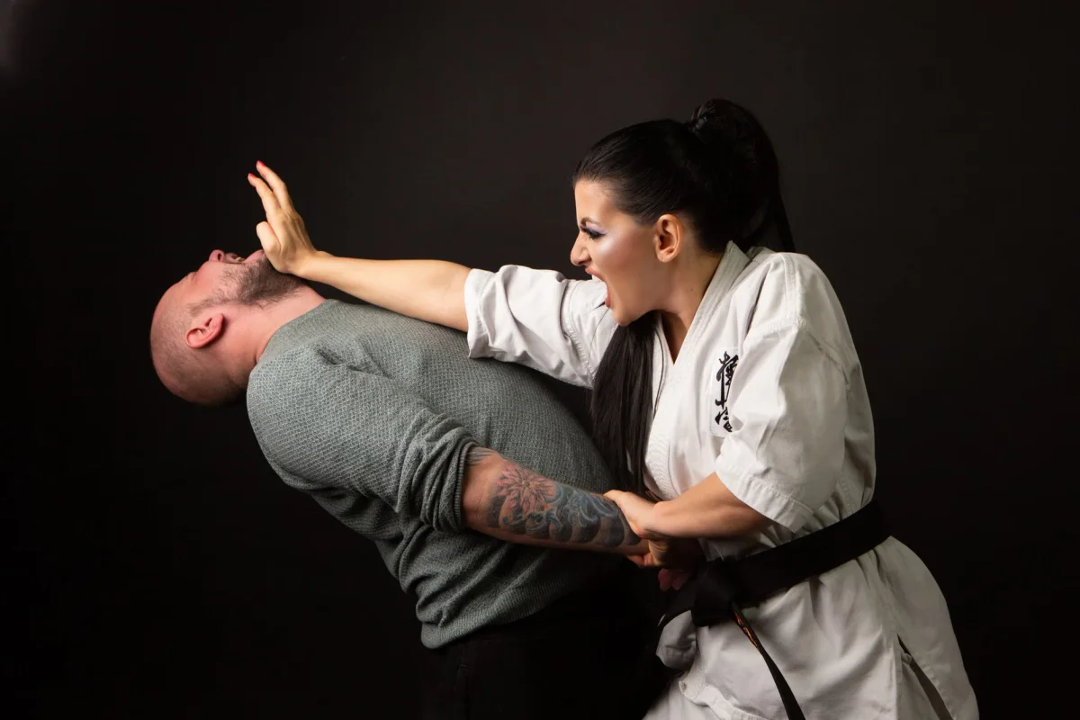 Ilustrasi latihan karate dan bela diri perempuan