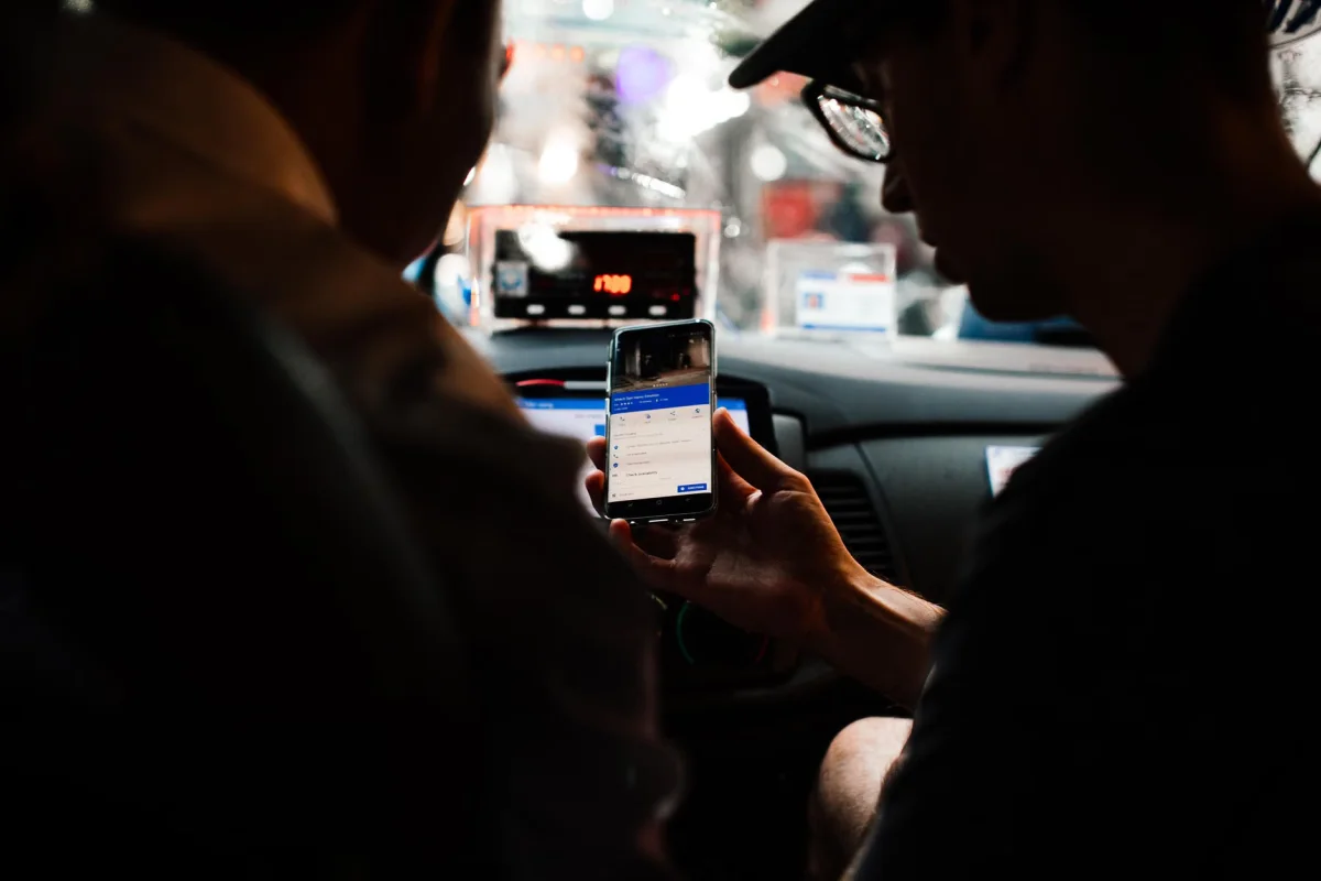 Ilustrasi penumpang ojek online memeriksa peta di aplikasi smartphone
