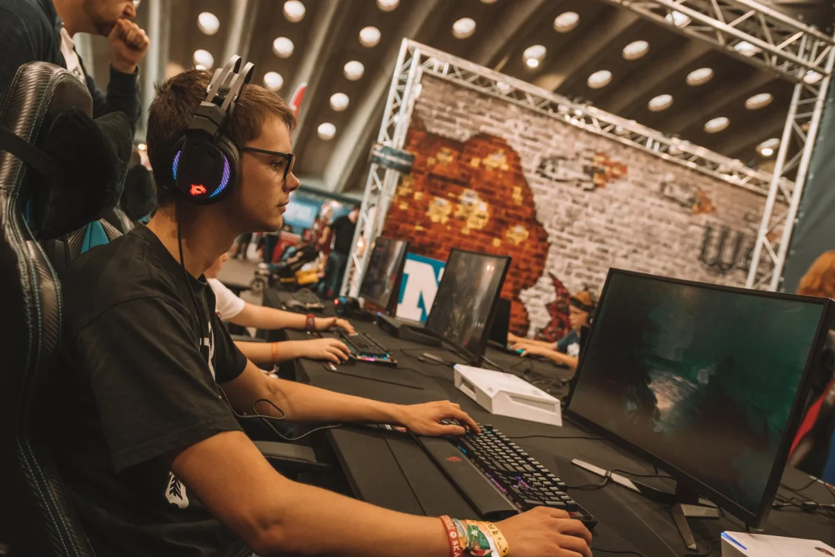 Ilustrasi permainan Dota 2 di turnamen esports