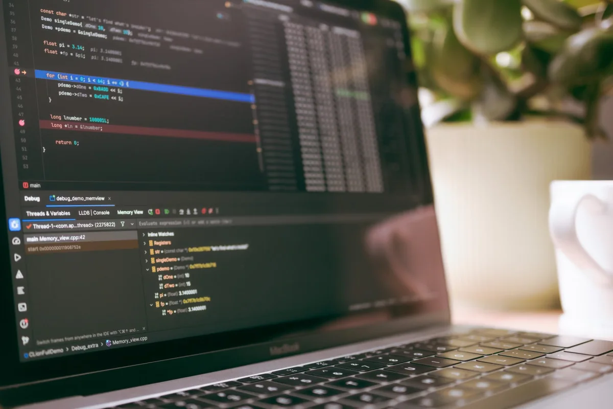 Ilustrasi aktivitas coding menggunakan komputer