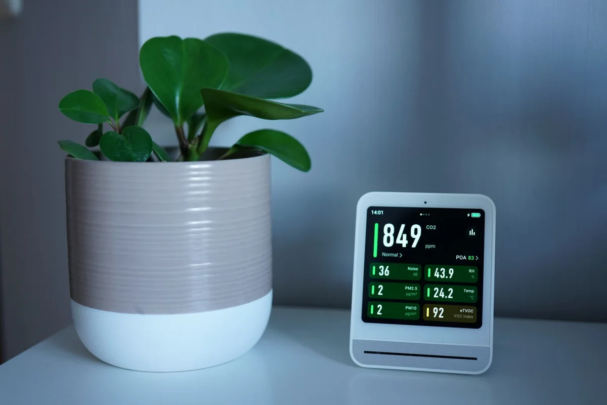 Perangkat air purifier Sharp di ruangan