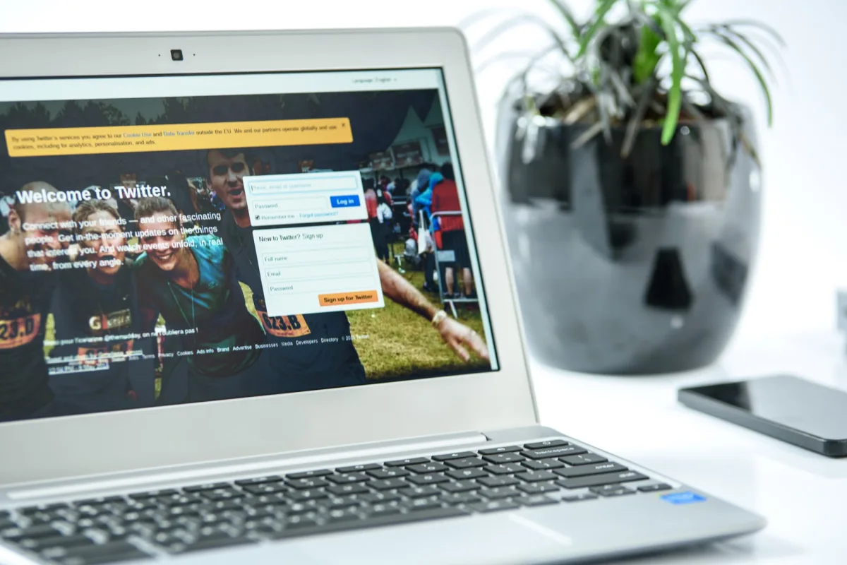 Ilustrasi cara login WhatsApp Web di komputer