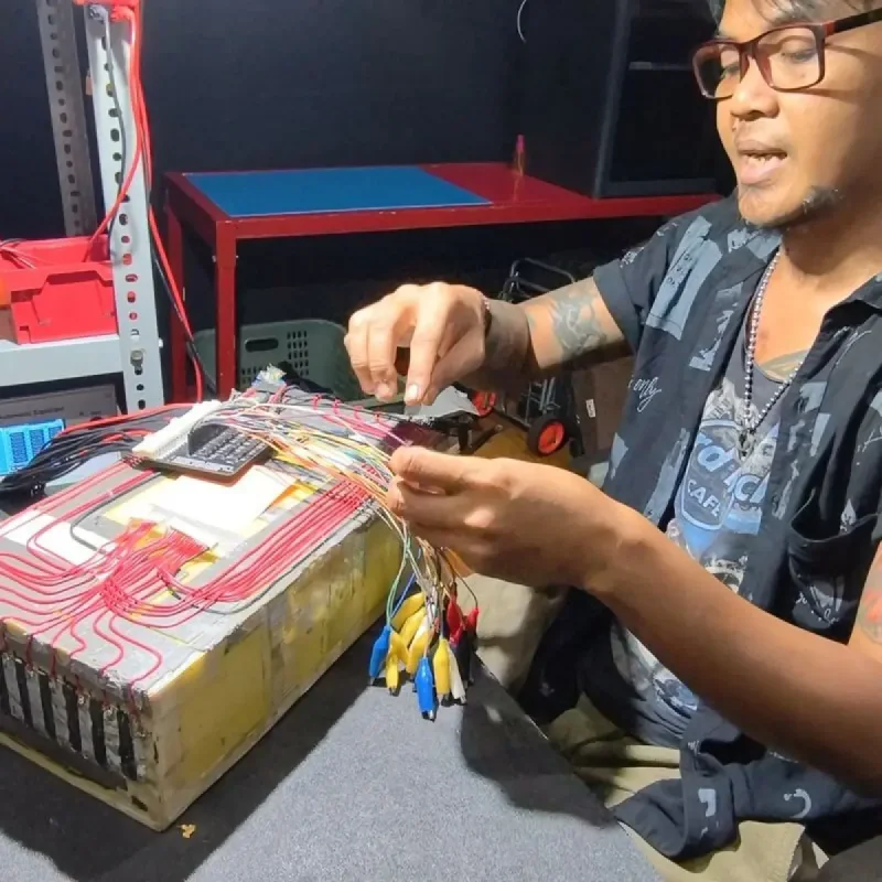 Bengkel Spesialis: Sel Baterai Motor Listrik Bekas Simpan Racun Kimia