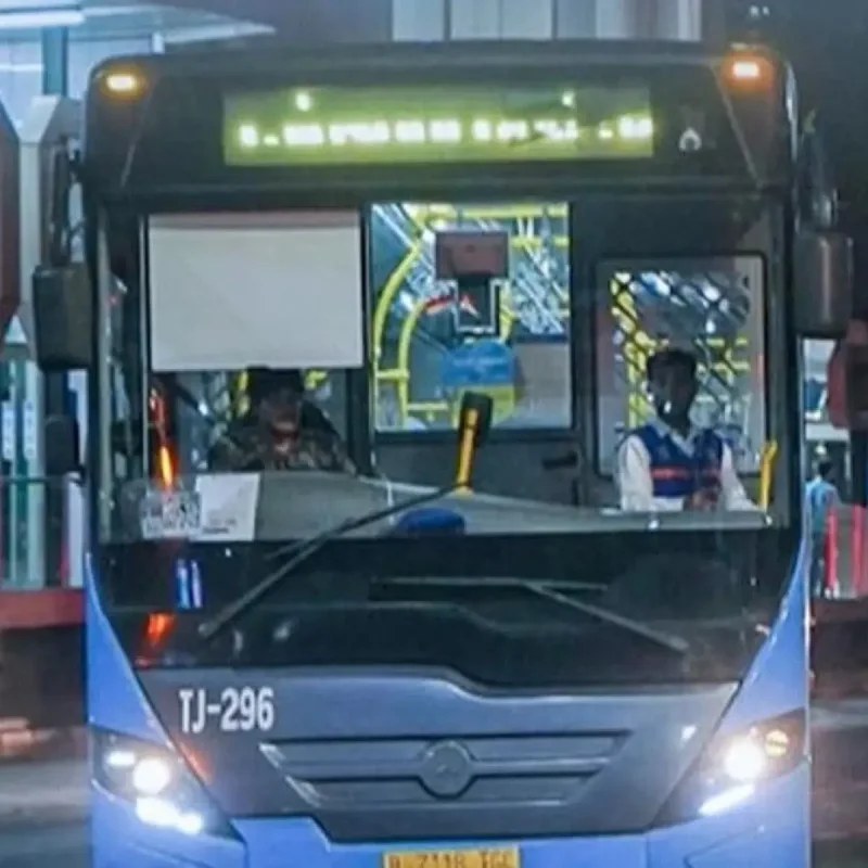 Petugas Transjakarta Evakuasi Penumpang Kejang di Halte Trikora