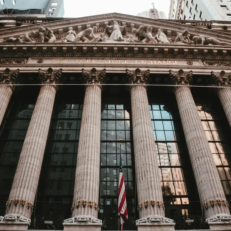 Aksi Jual Saham Teknologi Picu Penutupan Bervariasi di Wall Street