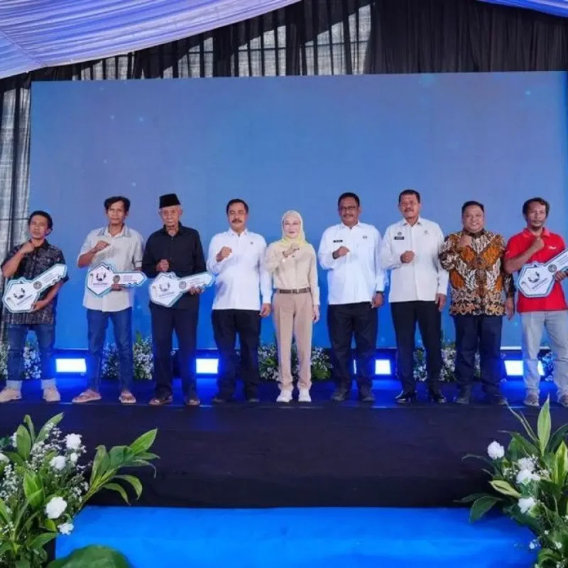 Menteri Imigrasi Serahkan Bantuan Bedah Rumah di Sukabumi