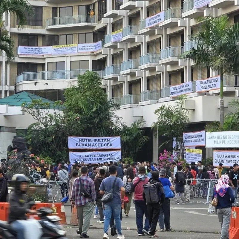 Massa Kepung Hotel Sultan Tolak Eksekusi Blok 15 GBK