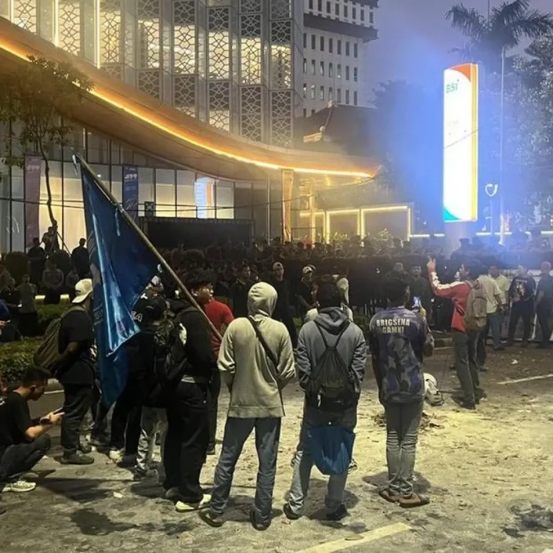 Mahasiswa Demo di Patung Kuda Tuntut Evaluasi Program Makan Bergizi Gratis