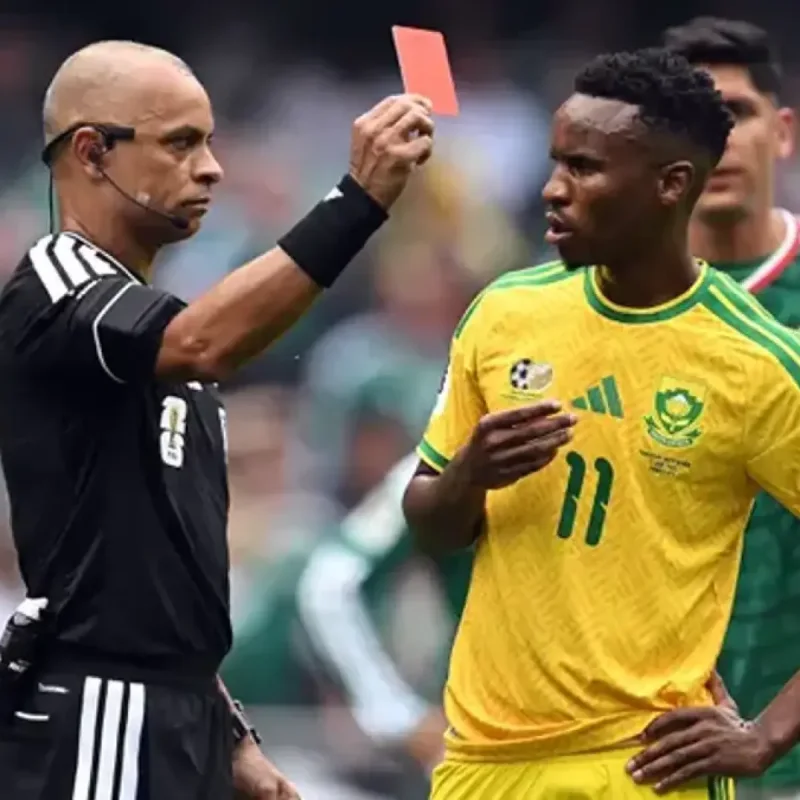 Hugo Broos Bandingkan Sanksi Zwane dengan Insiden Messi