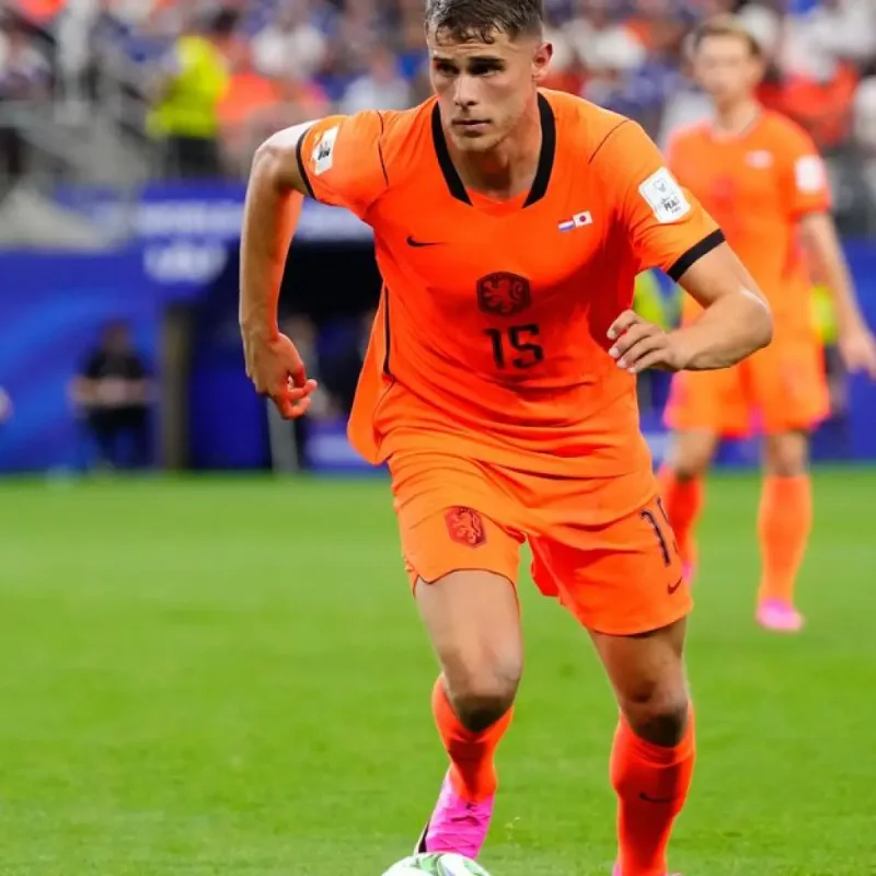 Tottenham Tolak Lepas Micky van de Ven ke Barcelona