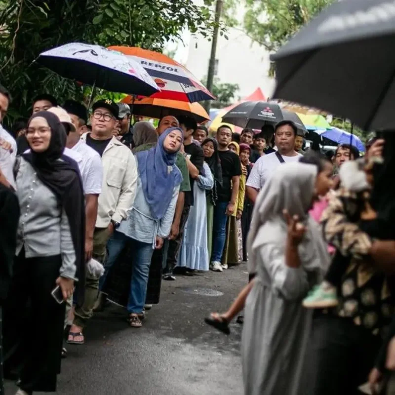 Warga dan Pejabat Banjiri Rumah Jokowi di Solo untuk Ucapkan Ultah ke-65