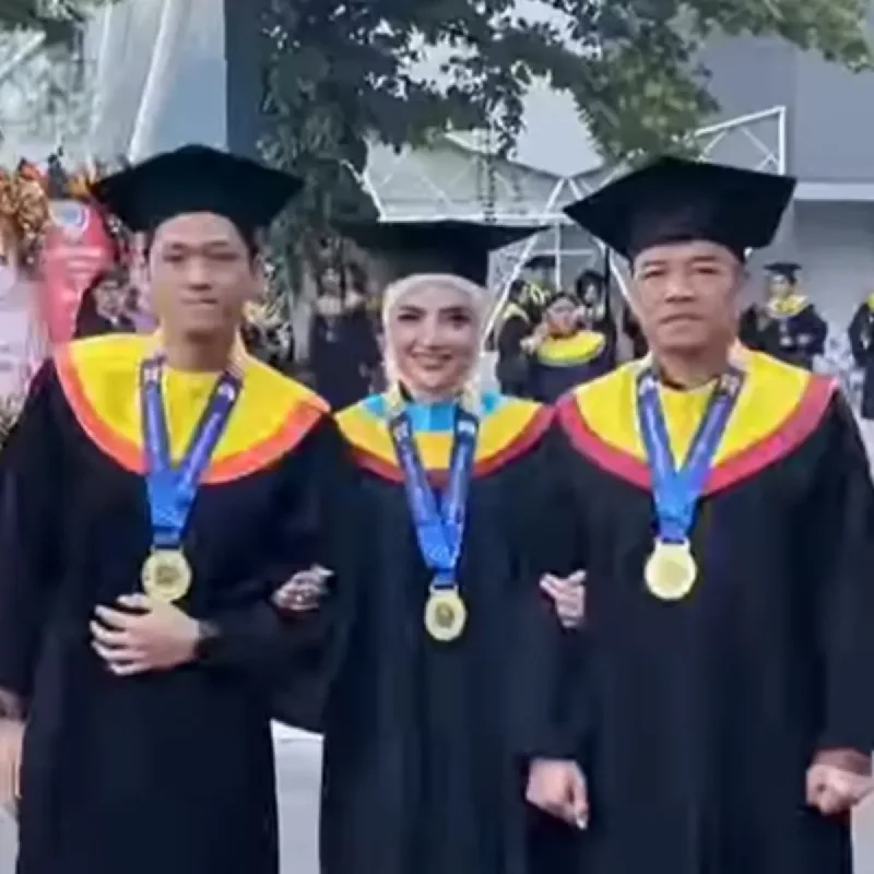 Anang, Ashanty, dan Azriel Hermansyah Wisuda Bersama di Universitas Airlangga