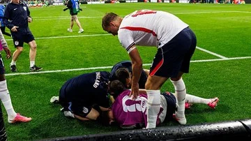 Jordan Henderson Cedera Serius Saat Perayaan Kemenangan Inggris