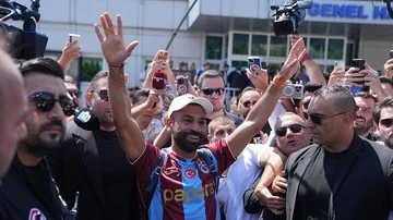 Salah Tiba di Turki, Disambut Bak Raja oleh Fans Trabzonspor