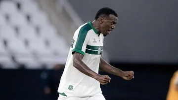 Pemain Coritiba Jeblos ke Lubang Saat Rayakan Gol yang Dianulir