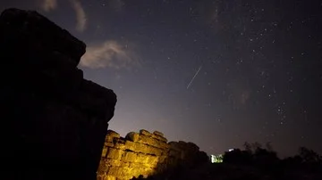 Hujan Meteor Perseid Hiasi Langit Balkan di Atas Reruntuhan Kuno