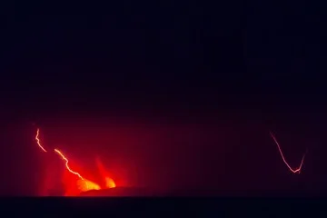 Ilustrasi erupsi Gunung Anak Krakatau