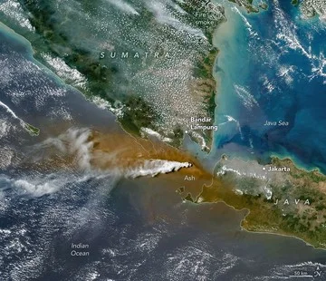 Potret erupsi Gunung Anak Krakatau yang terekam oleh satelit NASA