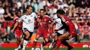 Pemain Liverpool bertanding melawan Fulham di Anfield