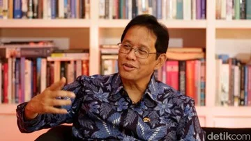 Purbaya Yudhi Sadewa saat bermain media sosial