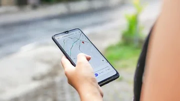 Ilustrasi aplikasi navigasi Google Maps di perangkat seluler.