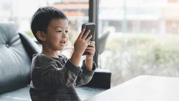 Ilustrasi anak bermain perangkat seluler