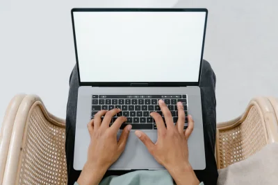 Efek Samping Pangku Laptop Terlalu Lama, Kulit Anak Alami Kerusakan
