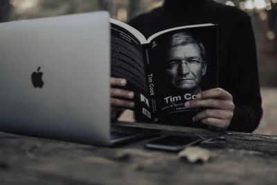 Tim Cook Sengaja Mundur Jelang iPhone Duo Rilis Demi Beri Momentum John Ternus