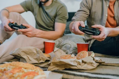 Tips Mabar Seru Tanpa Lapar dengan Stok Camilan Praktis So Nice