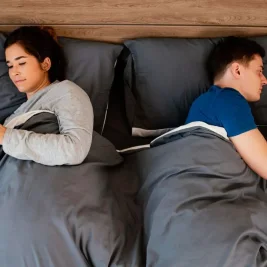 Pakar Ungkap Batas Waktu Ideal Main HP Sebelum Tidur Malam