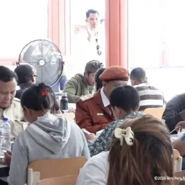 Presiden Prabowo Makan Siang Gratis Bersama Siswa di SRMP 17 Tabanan