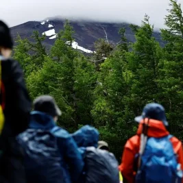 Ribuan Pendaki Nekat Naiki Gunung Fuji di Luar Musim Resmi