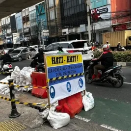 Dua Pekerja Pipa Luka Bakar Akibat Ledakan Kabel Listrik di Cilandak