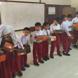 Polres Kuansing Beri 12 Sepatu Baru untuk Siswa SDN 003 Kampung Tengah