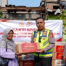 Kakorlantas Polri Salurkan Bantuan Sembako untuk Korban Kebakaran Kemayoran
