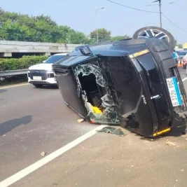 Jeep Chery Terguling di Tol Bandara Soetta Akibat Gagal Menyalip