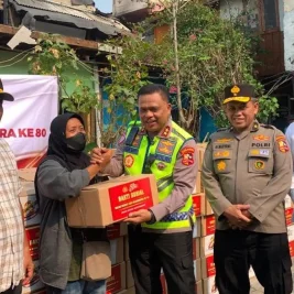 Polri Salurkan Bantuan Sembako untuk Korban Kebakaran di Kemayoran