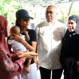 Azizah Salsha Kunjungi Panti Asuhan di Padang dan Donasikan Rp 30 Juta