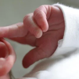 Bayi Laki-laki Ditemukan Hidup dalam Kardus di Lapangan Basket Bogor