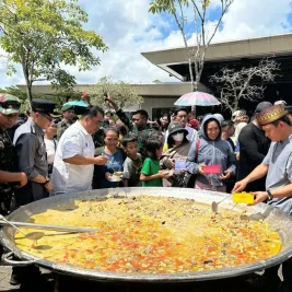 Bobon Santoso Gelar Masak Besar Kuali Merah Putih di PLBN Aruk
