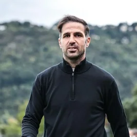 Barcelona Siapkan Cesc Fabregas sebagai Pengganti Hansi Flick