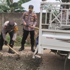 Polsek Sukarame dan Warga Gotong Royong Tambal Jalan Berlubang di Talang Jambe