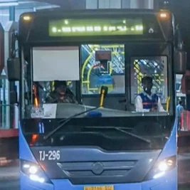 Petugas Transjakarta Evakuasi Penumpang Kejang di Halte Trikora