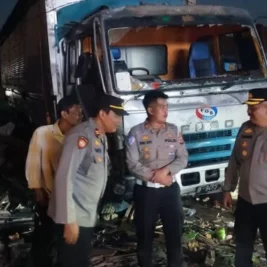 Truk Kontainer Seruduk Dua Warung di Cirebon, Satu Tewas