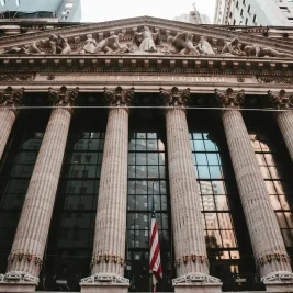 Aksi Jual Saham Teknologi Picu Penutupan Bervariasi di Wall Street