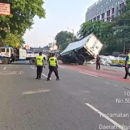 Mobil Box Muatan Biji Plastik Terguling di Flyover Pesing